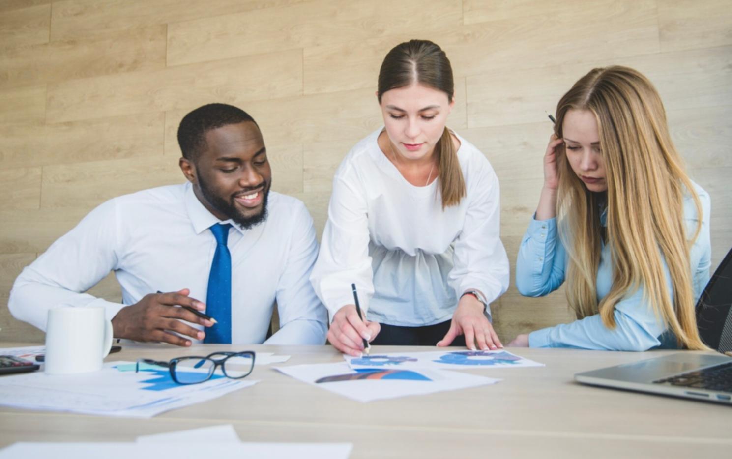 Espace de travail avec documents financiers et ordinateurs