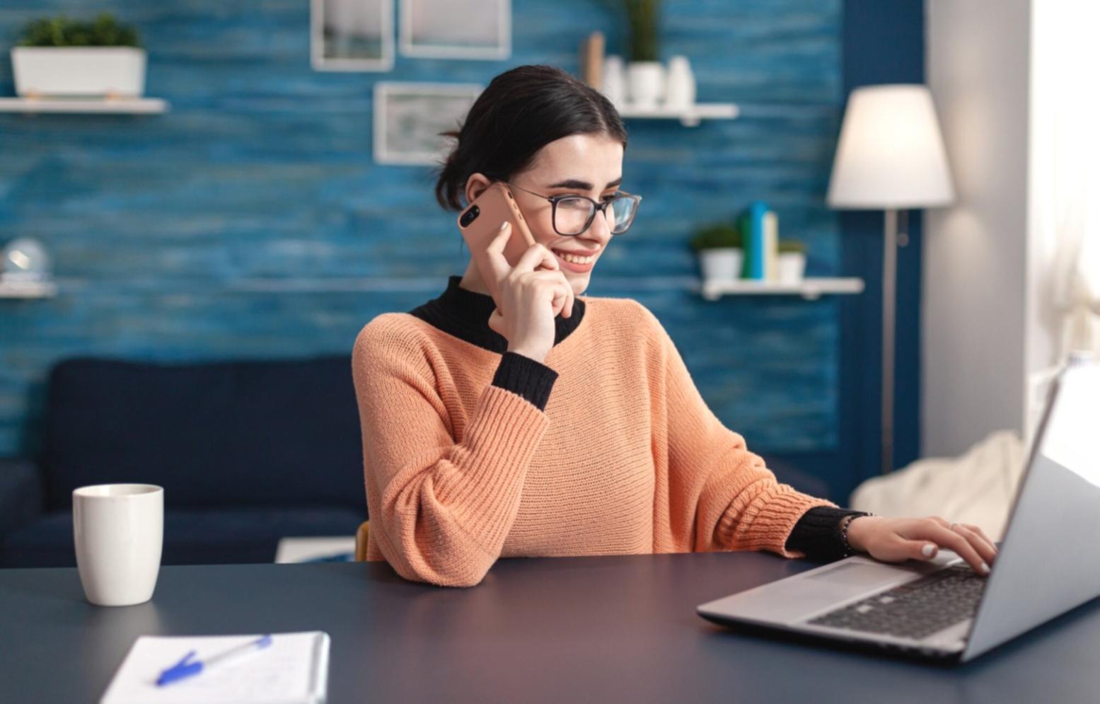 Analyse de documents financiers sur un bureau professionnel